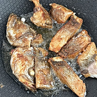 砂锅焗鲈鱼的做法图解7