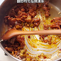 酸辣开胃的欧洲橄榄泡椒牛肉米线的做法图解4