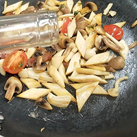 袋煮奶油蘑菇鸡的做法图解4