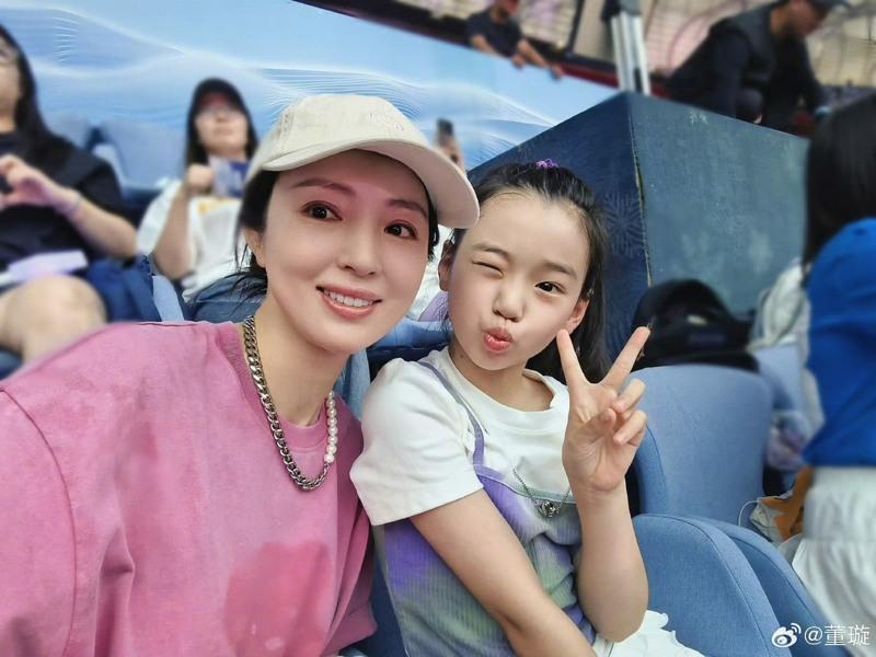 董璇(左)即使再婚,为女儿也不跟新婚夫同住。(取材自微博)
