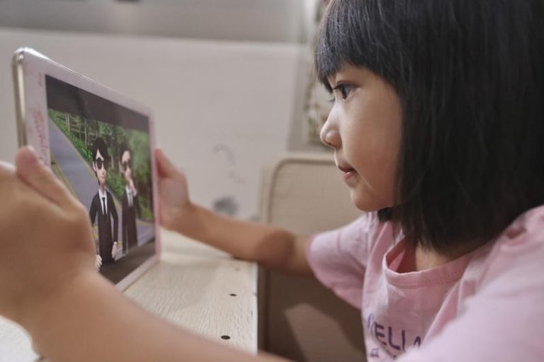 不少家长因为怕孩子吵闹，都会用平板育儿；示意图，非当事人。(本报数据照片)