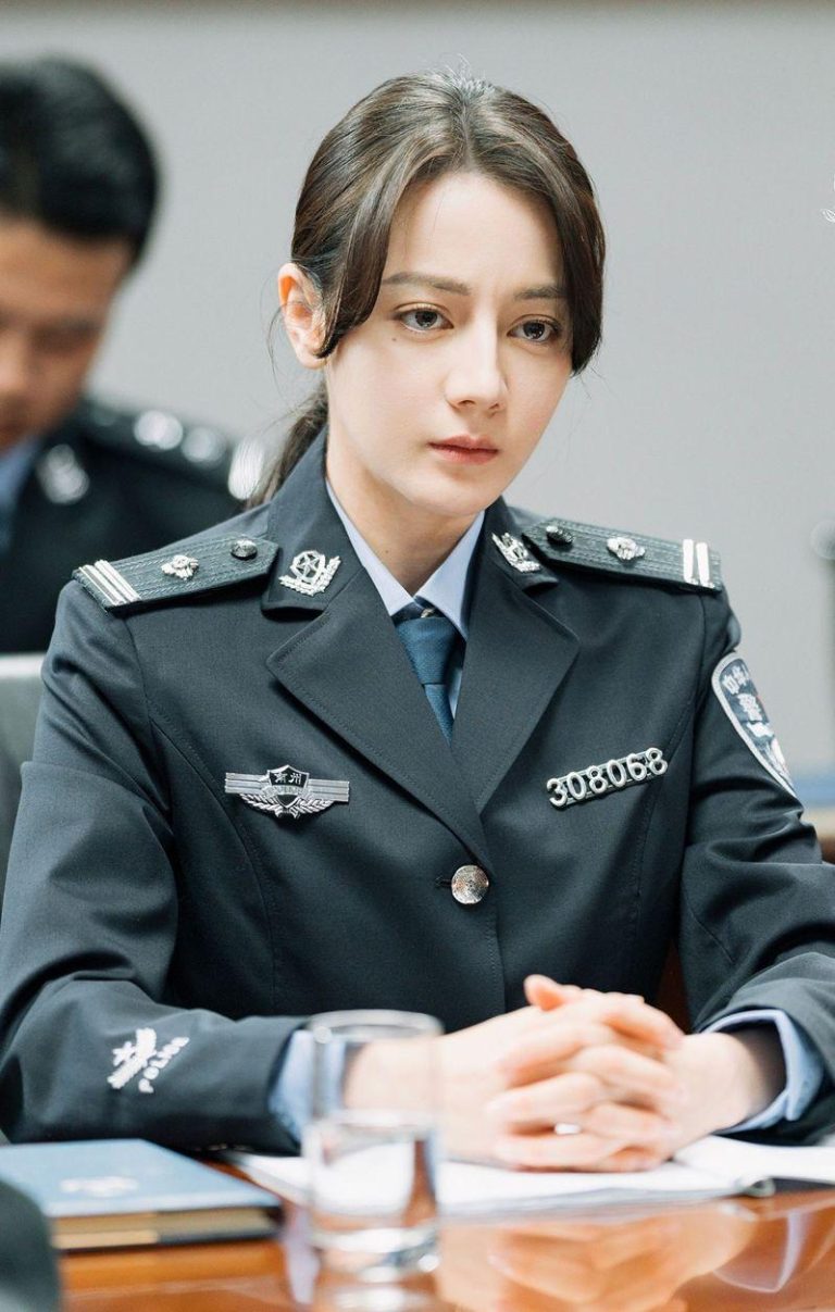 迪丽热巴在「利剑玫瑰」里饰演警察。(取材自微博)