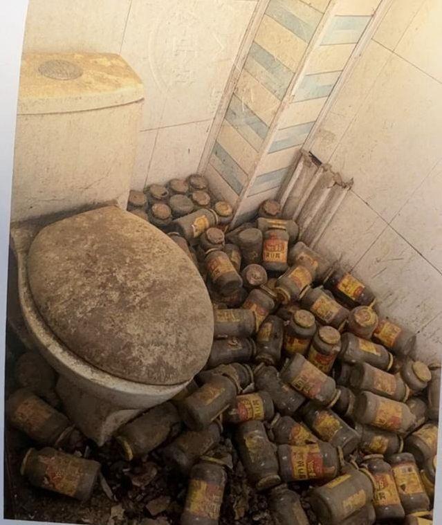 阳台的衣架上还挂着两排狗皮。(取材自华商报)