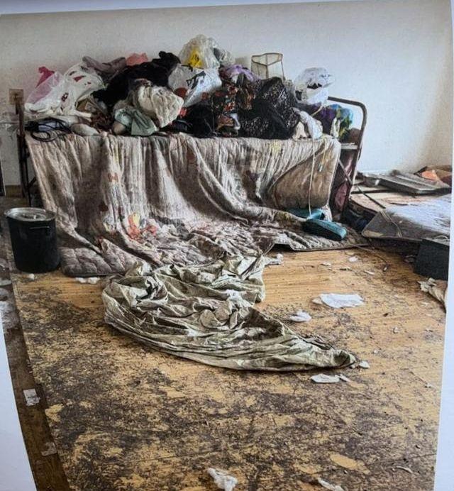 阳台的衣架上还挂着两排狗皮。(取材自华商报)
