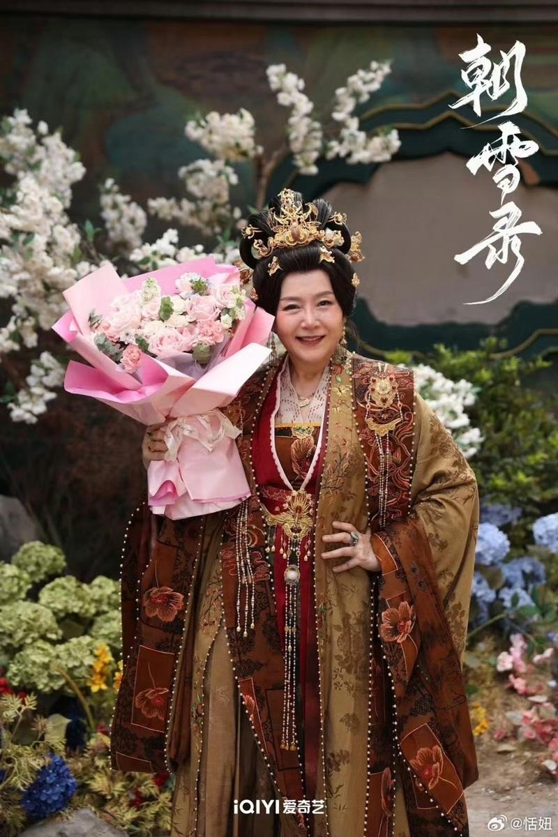 恬妞过去性感明艳，现在在剧中展现老妆。(本报数据照、微博)