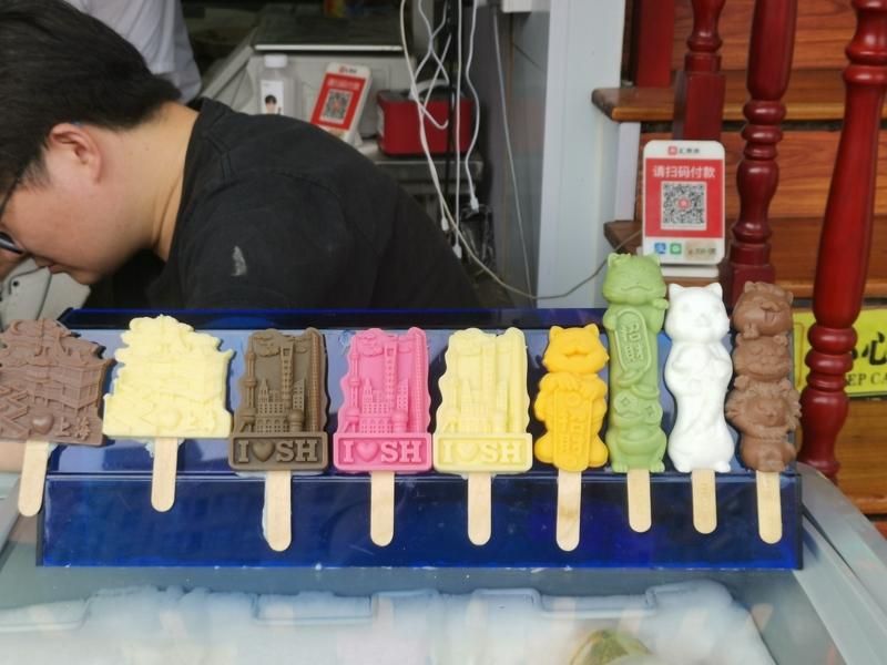 不论是大人或小孩,雪糕都是对抗炎热的最佳武器。图为上海豫园商城贩卖的文创雪糕。(本报数据照片)