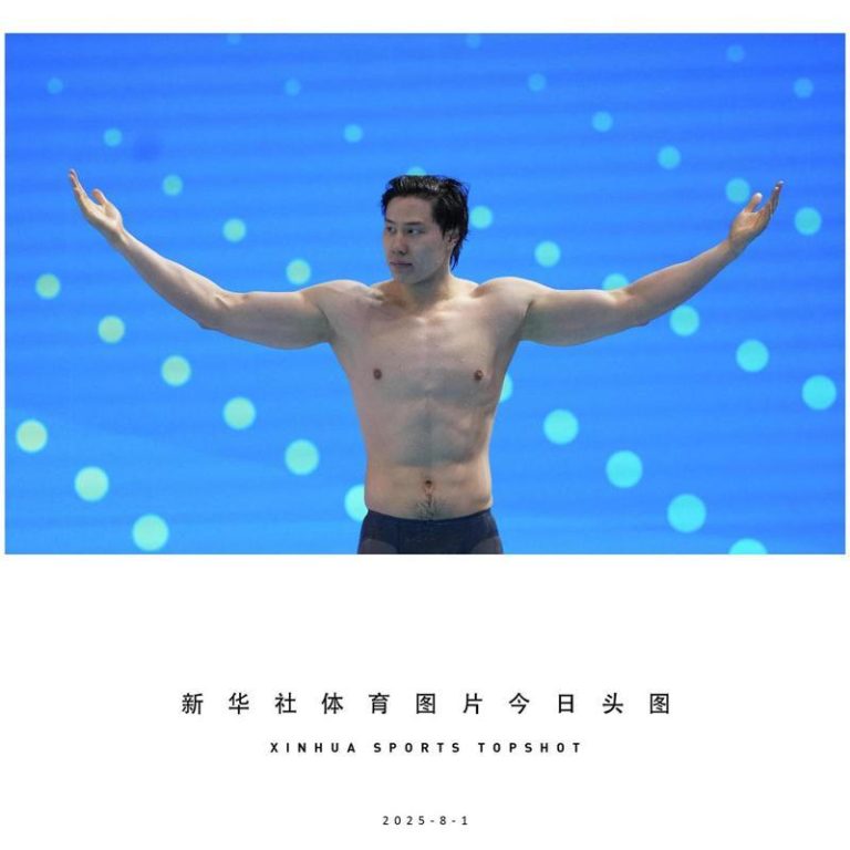 在新加坡8月1日举行的2025年世界游泳锦标赛游泳男子200米蛙泳决赛中，中国选手覃海洋夺冠。（新华社）