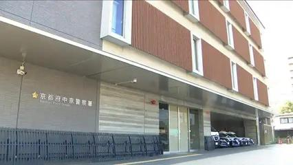 7月29日,日本京都府中京区的一条街道上,一名美国男子因殴打一名中国游学团的国中生而被捕。(取材自潇湘晨报)