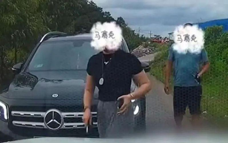 开奔驰的女子下车扬言「亮证」，一旁是其同行男子。（取材自微博）