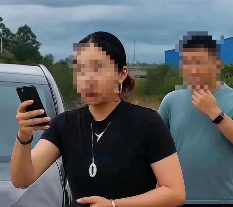 开奔驰的女子下车扬言「亮证」，一旁是其同行男子。（取材自微博）