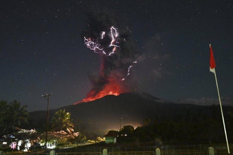 印尼勒沃托比火山男峰1日晚和2日凌晨连续两次大规模喷发，火山灰柱最高达1.8万米。（美联社）