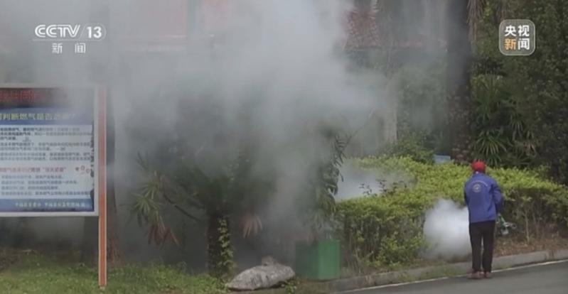 广东省屈公病疫情严峻,为尽快阻断疾病传播,广东全省全民总动员于本周开展为期一周的集中灭蚊行动。(取材自央视)
