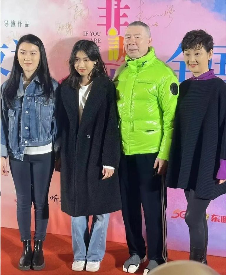 冯小刚全家合照。左起冯思羽、徐朵、冯小刚、徐帆。（取材自微博）