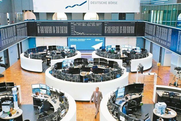 散户投资人基于基本面因素，纷纷把资金移出美国，积极大举押注欧股。（路透）