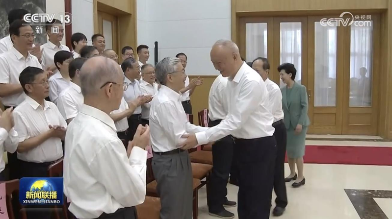 据央视新闻报导，受中共中央总书记习近平委托，中共中央政治局常委、中央书记处书记蔡奇3日在北戴河看望暑期休假专家。（取材自央视新闻）