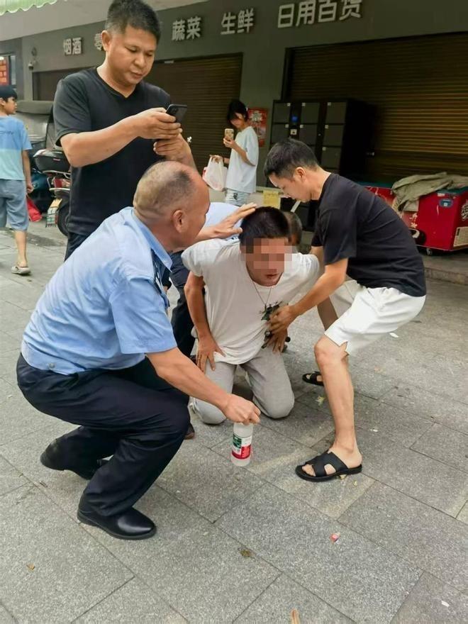 网传行凶者被抓画面。(央视新闻客户端)