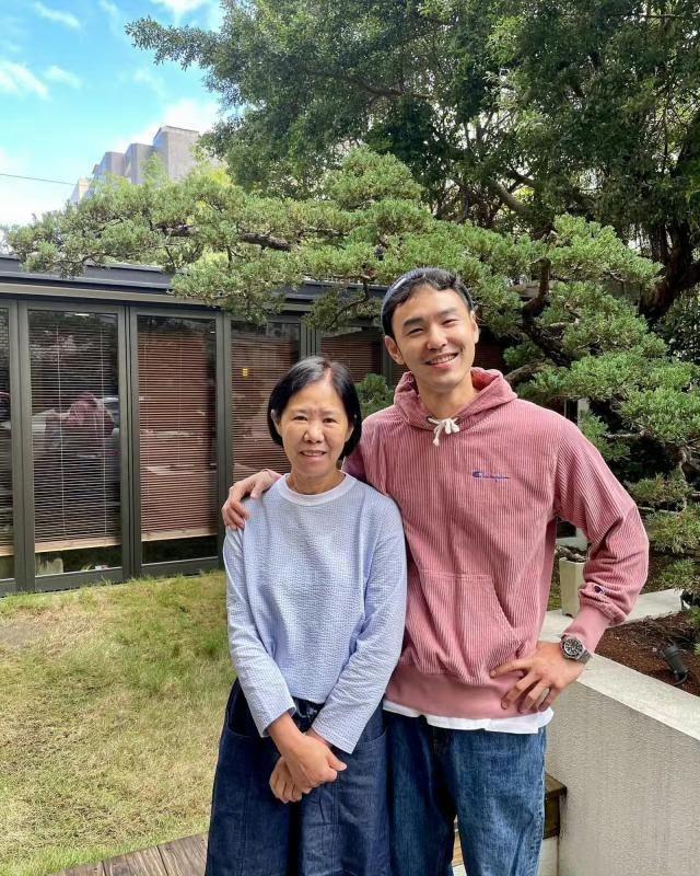 阮经天(右)昔日与妈妈合影。（取材自微博）
