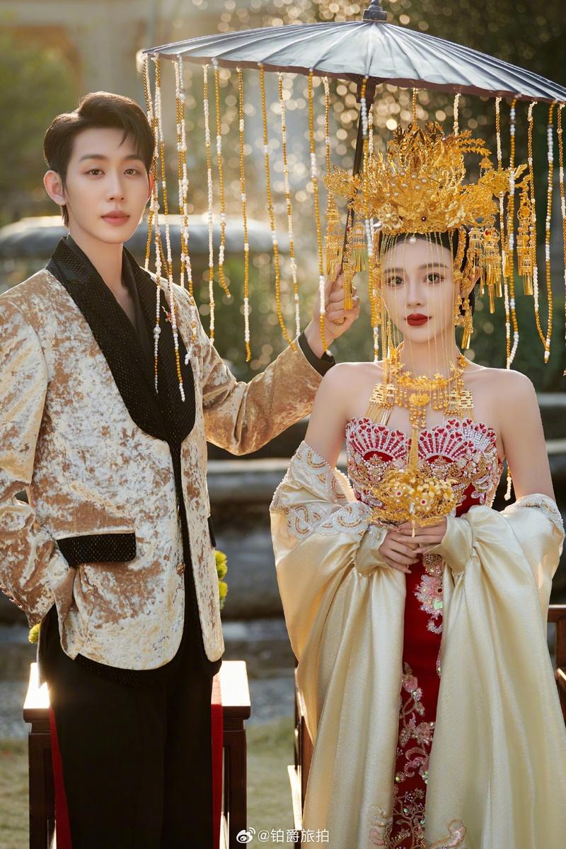 铂爵旅拍发布的婚纱照,新娘戴上5斤重黄金凤冠的瞬间,阳光刚好打在流苏上,是「中式浪漫的天花板」。(取材自微博)