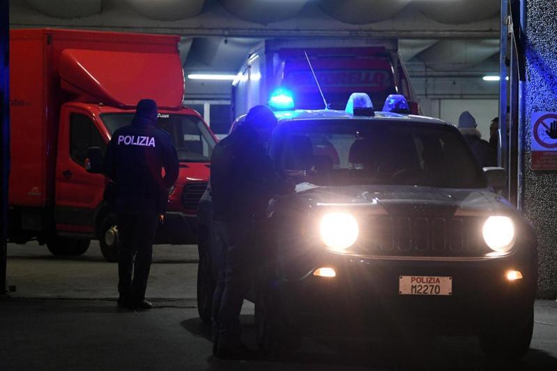 图为2018年1月,在意大利普拉托的警察破获中国运输黑帮。美联社