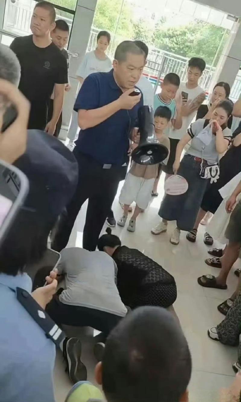 女孩遭脚踹、掌掴。（取材自X平台）