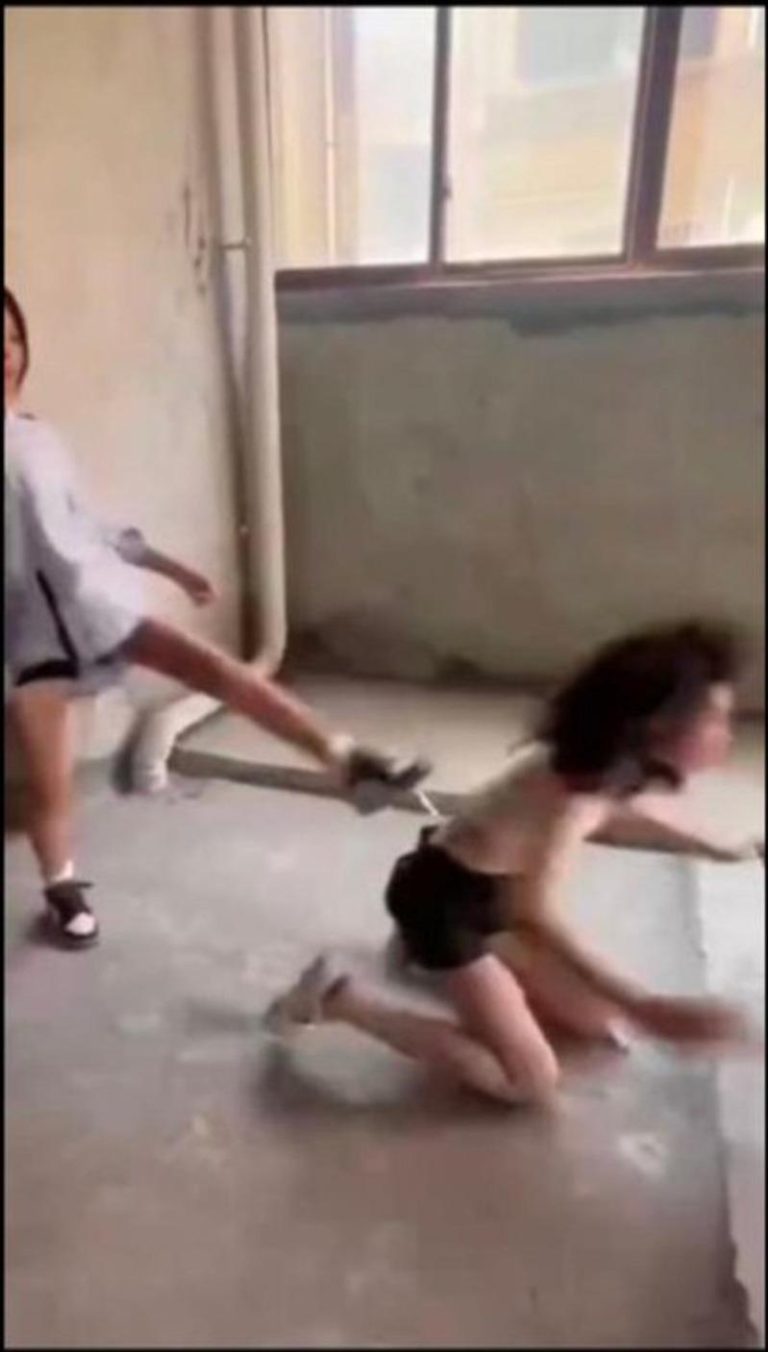 女孩遭脚踹、掌掴。（取材自X平台）