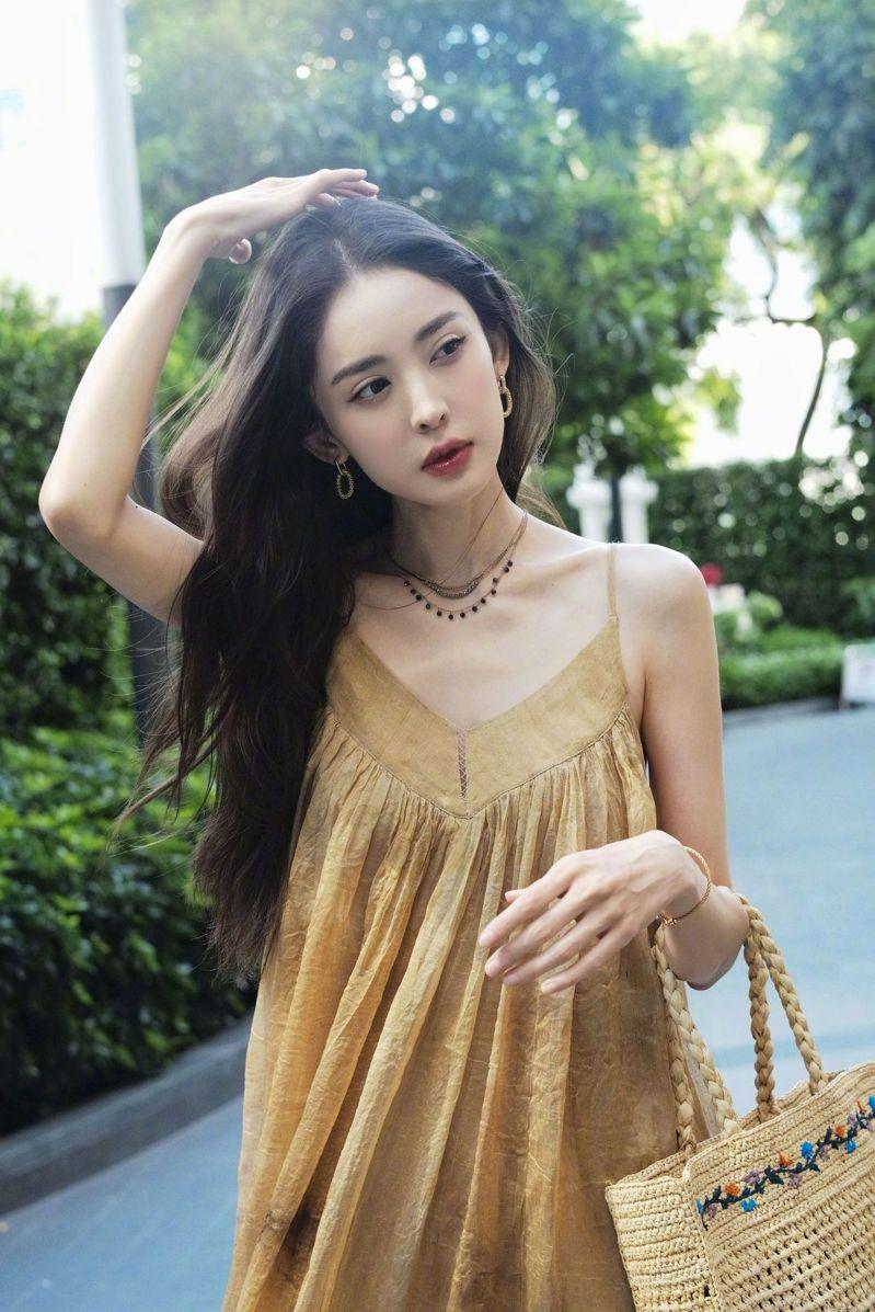 张云龙曾多次被拍到深夜前往娜扎住所。(取材自微博)