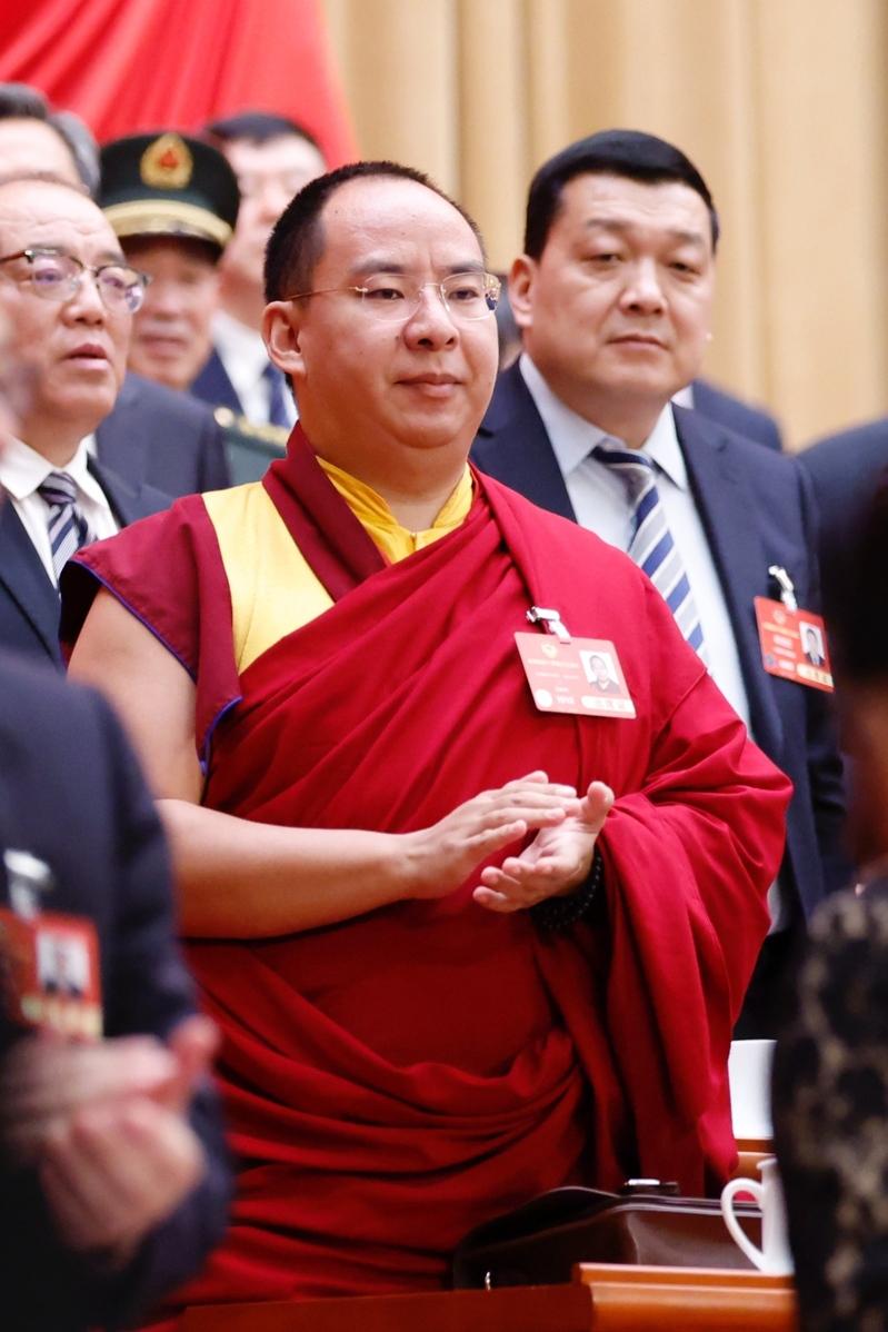 北京认定的班禅喇嘛确吉杰布今年3月出席全国政协会议。（中新社数据照片）
