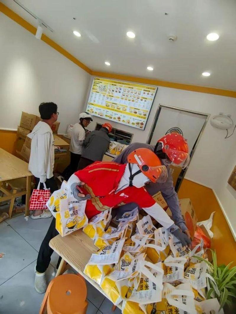 张先生和妻子一起送外卖。（取材自经视直播）