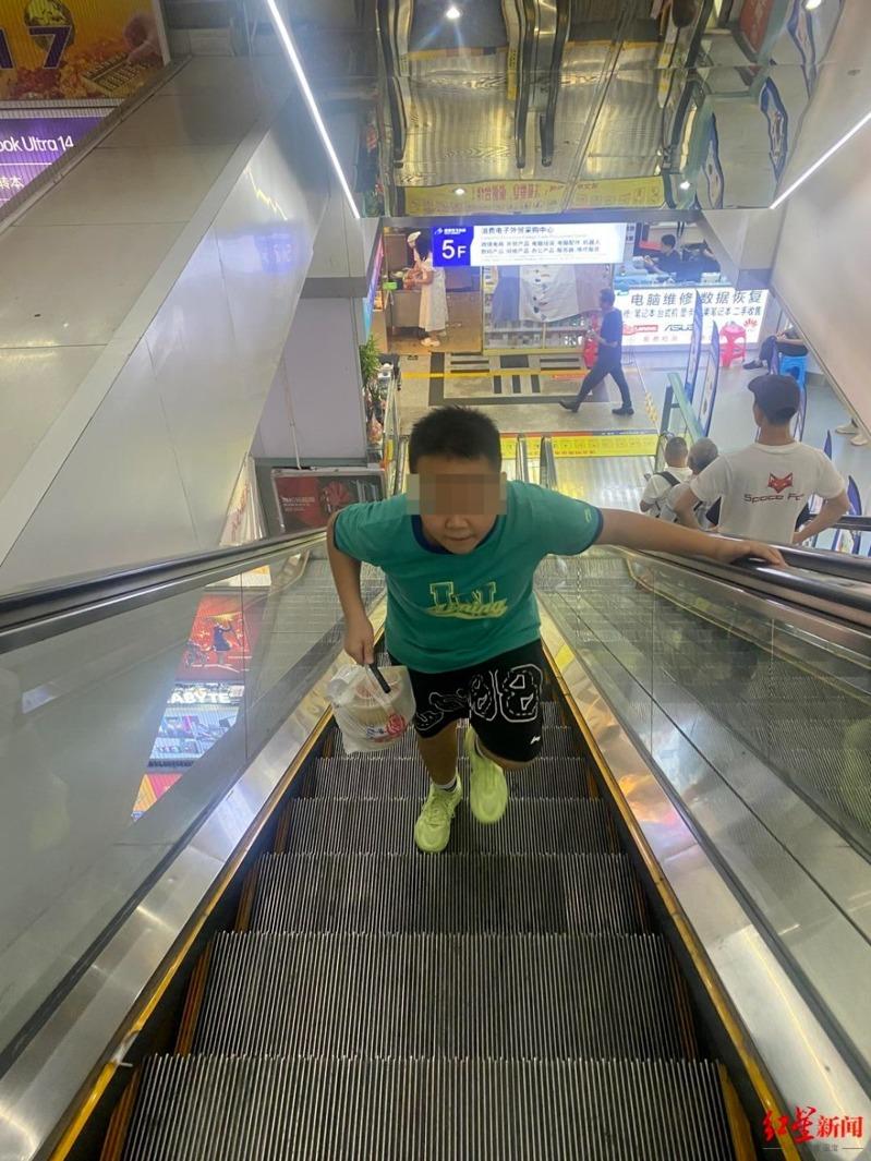 一名孩子奔跑着代送外卖。(取材自红星新闻)