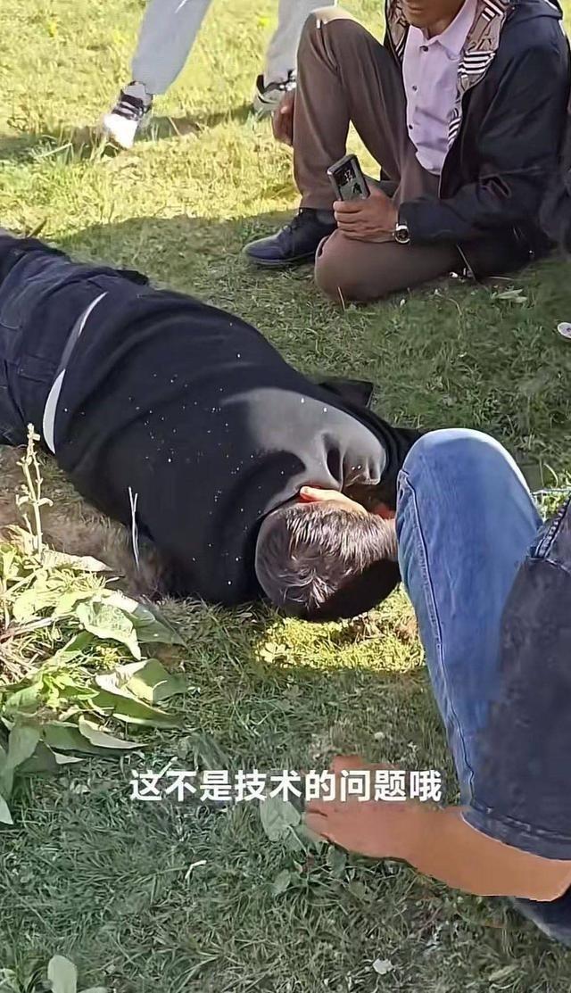 村民挖洞找钥匙。(视频截屏)