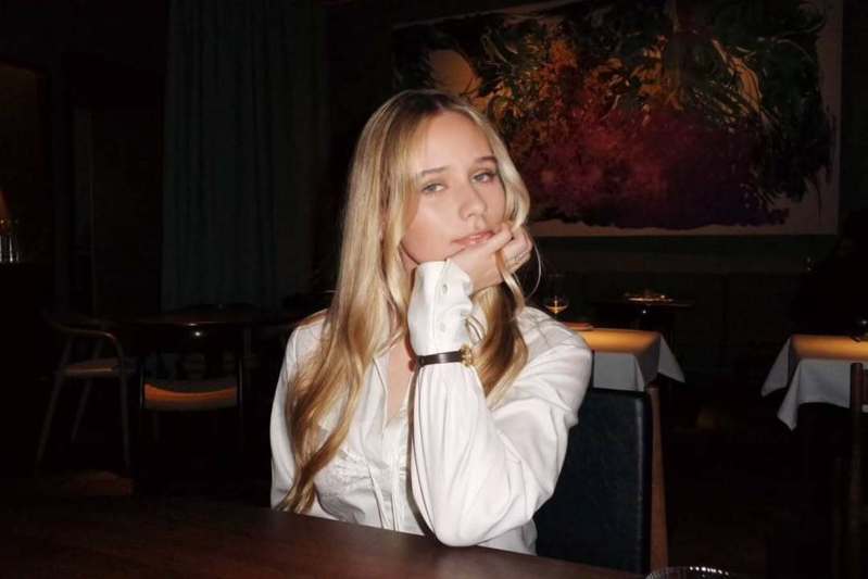 俄罗斯总统普亭的疑似秘密女儿伊莉莎白.克里沃诺吉赫近日在Telegram发表了隐晦的贴文,公开反对自己的父亲。(取材自IG/luizaroz__)