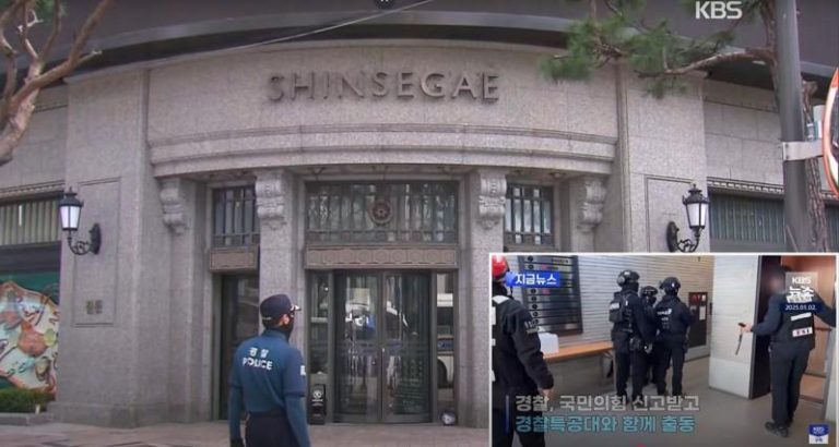 首尔明洞的「新世界百货」5日接获炸弹威胁，警方获报随即出动特攻队因应，内部也迅速疏散所有顾客与员工。（取材自KBS News在YouTube的影音）
