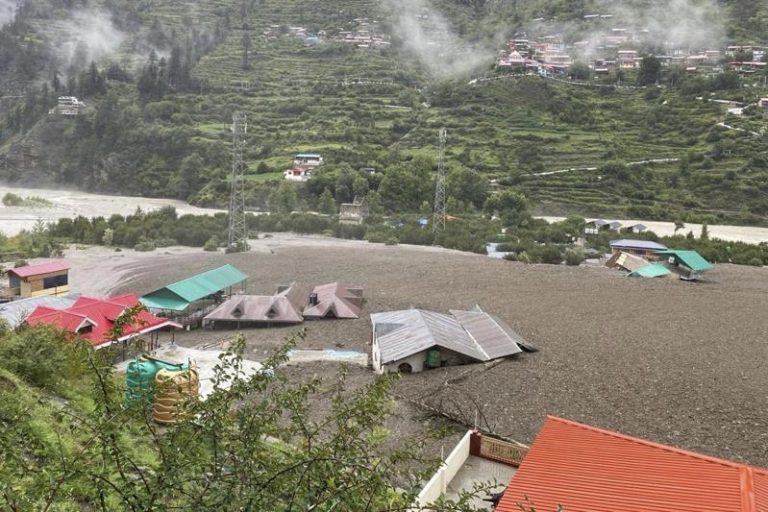 印度北阿坎德邦喜马拉雅山区5日遭豪雨侵袭，引发土石流和暴洪。图为（Dharali）地区有数层楼的公寓被汹涌泥流冲走。美联社