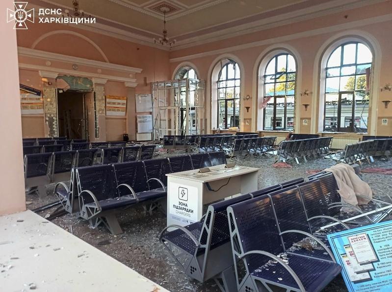 俄罗斯5日对乌克兰东部哈尔科夫州（Kharkiv）城镇洛佐瓦（Lozova）发动开战以来当地所经历最大规模空袭。图为洛佐瓦的火车站遭到俄国无人机攻击，受损的火车车厢旁散落着残骸。路透