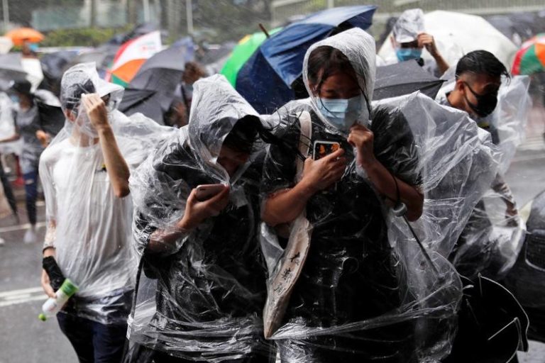 香港黑色暴雨袭击香港逾十一小时。（路透）