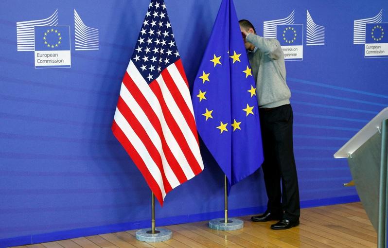 美国与欧盟似乎正朝同一方向迈进,分别计划制裁印度跟中国,因为两国在俄罗斯全面入侵乌克兰的战事中,持续为俄国的经济与战争机器提供动力。路透