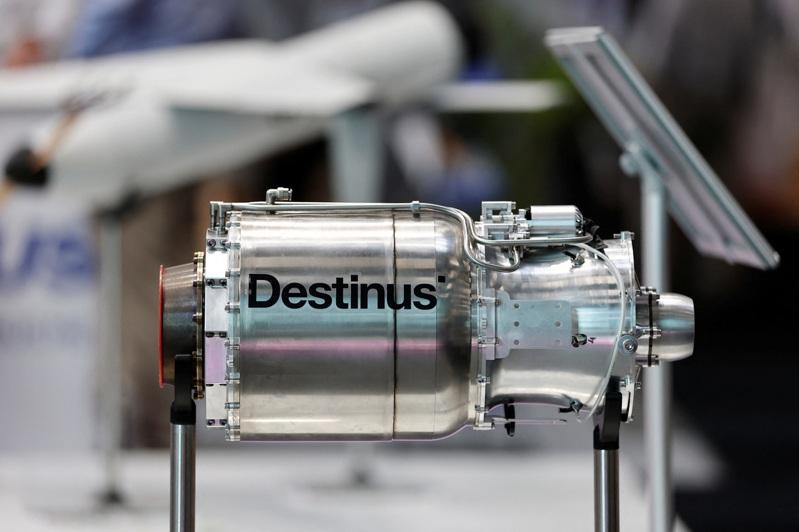 今年巴黎国际航太展上,Destinus 展示专为无人飞行载具(UAV)设计的T-150涡轮喷射发动机。(路透)
