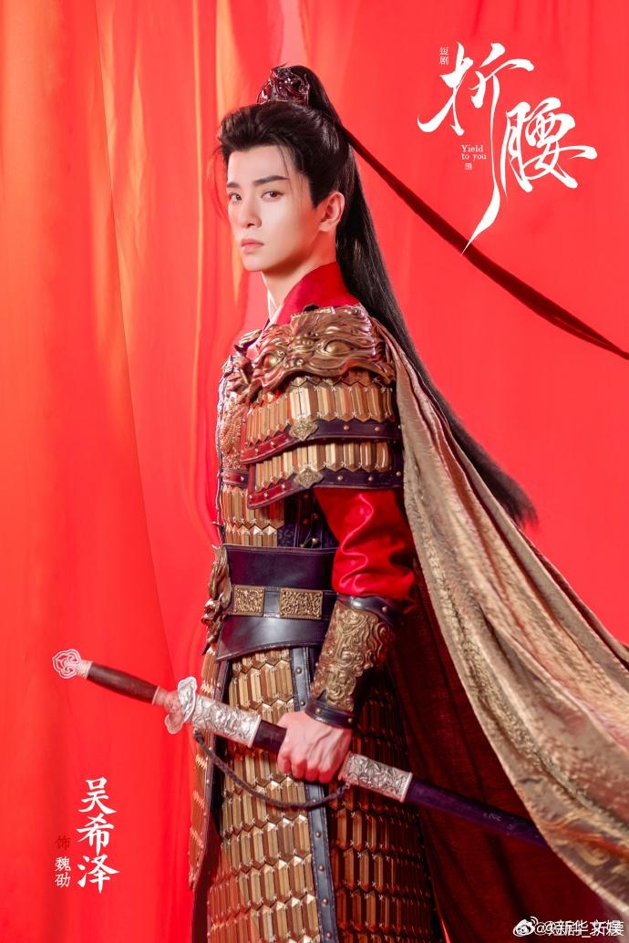 短剧「折腰」开拍,男主角吴希泽定装造型曝光。(取材自微博)