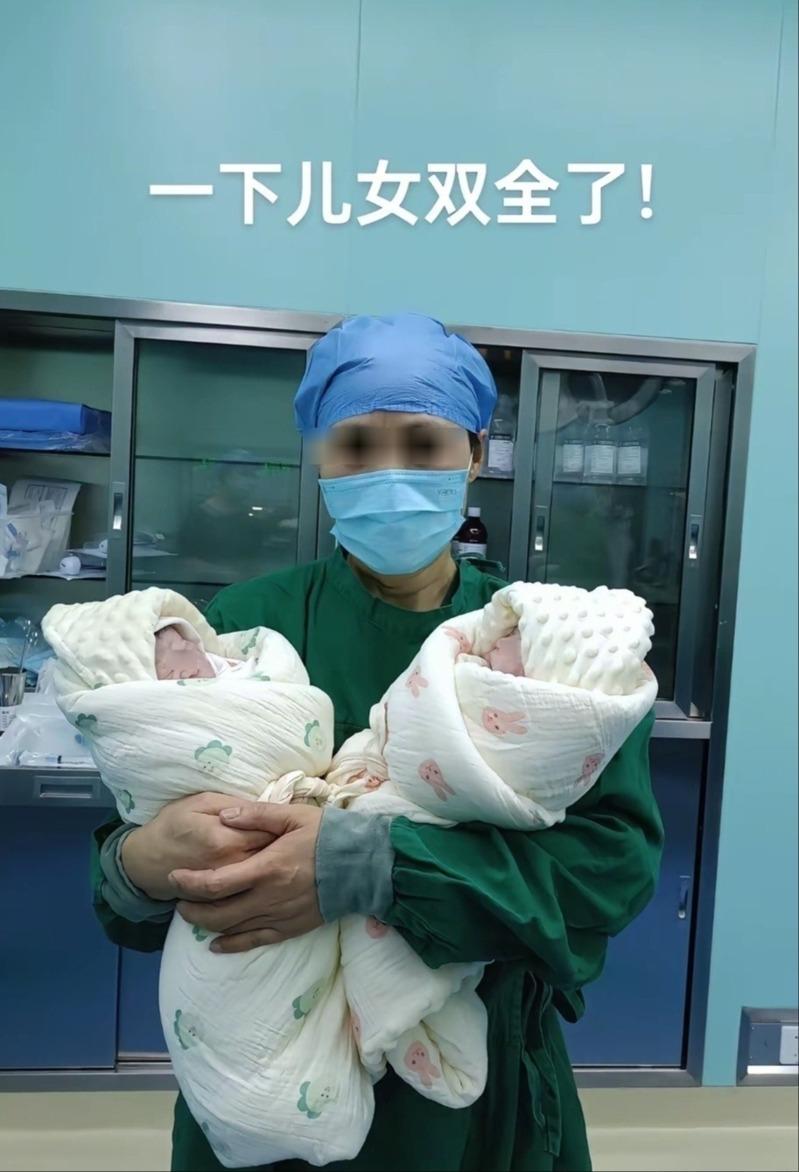 邵医师曾在自己帐号发视频，为接生到的一对龙凤胎而开心。（取材自潇湘晨报）