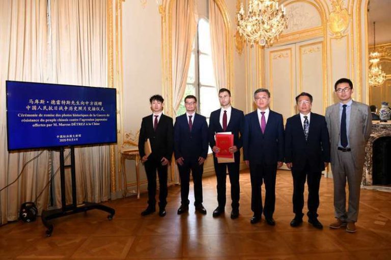 中驻法使馆4日举行法国友人德雷特斯向中方捐赠抗战历史照片交接仪式。(中新社)