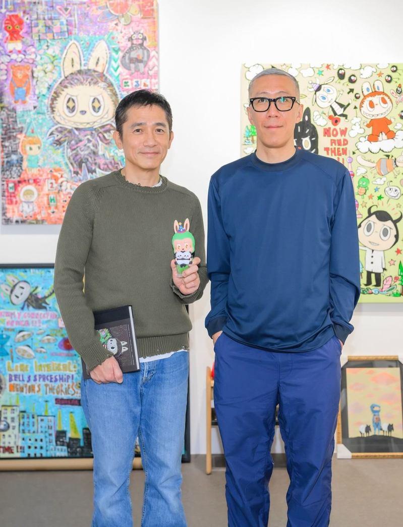 梁朝伟亲身到龙家升工作室见面，手持特别版Labubu合照时展现笑容。（取材自Instagram）