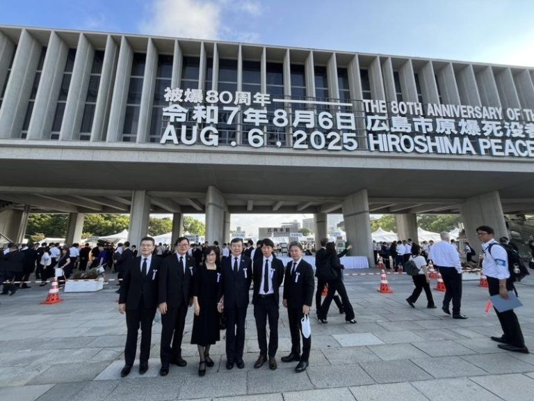 台驻日代表李逸洋（右三）6日首度出席广岛市和平纪念仪式，他表示，自1947年广岛市首次举办以来，台湾今年首次受邀，意义重大。（中央社）
