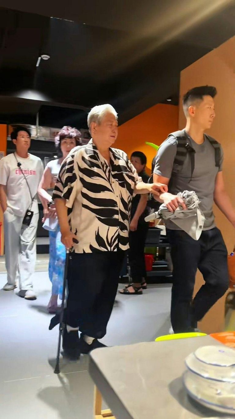 洪金宝在儿子一家人聚餐，儿子洪天照一路搀扶。（取材自抖音）