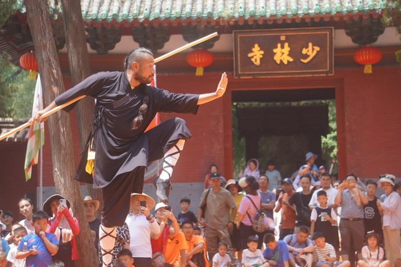 中国网络近日盛传少林寺新方丈上任后雷厉风行,引发「离职潮」。图为2024年嵩山少林寺举办功夫表演。(中新社数据照片)