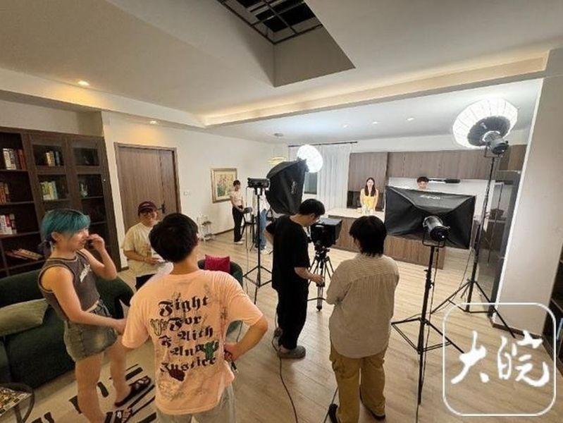 有团队正在这里拍摄广告片。(取材自大皖新闻)