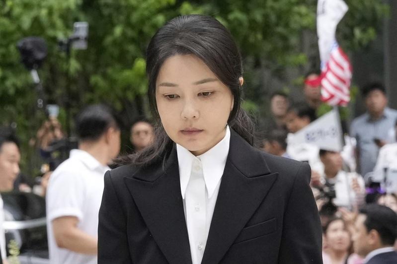 南韩前第一夫人金建希6日抵达首尔的特别检察办公室。(美联社)