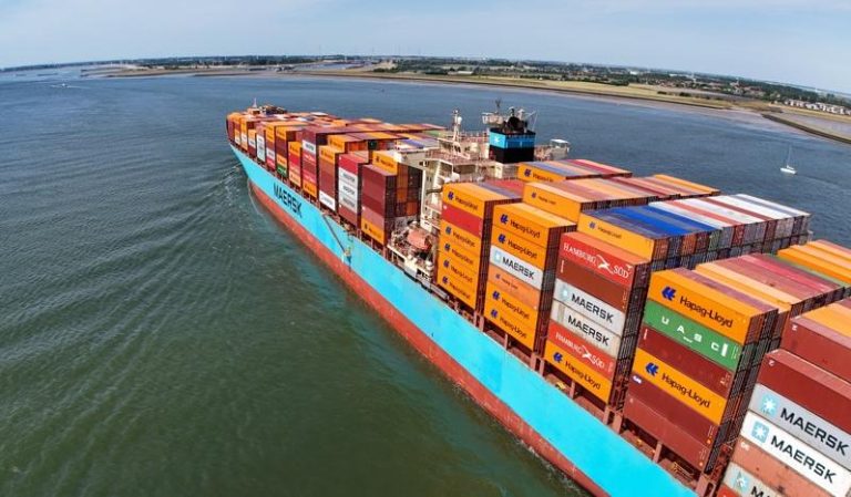 航运巨擘马士基（Maersk）上调2025年财测，因为北美以外的需求仍具韧性。（欧新社）