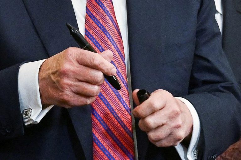 美国总统川普的对等关税于7日凌晨0时01分正式生效。（路透）