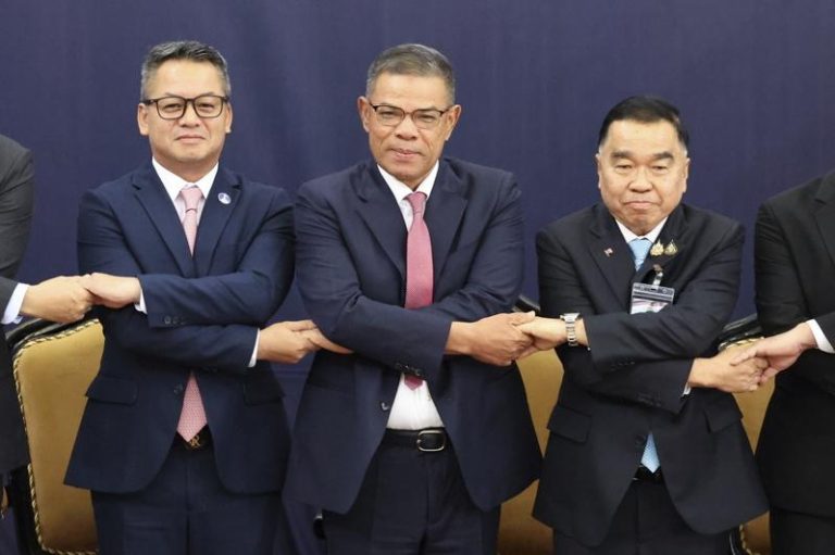 泰国国防部副部长纳塔蓬（右）、马来西亚内政部长塞夫丁纳苏琛（中） 和柬埔寨国防部长狄西哈（左）7日在马来西亚吉隆坡举行的特别边界委员会 (GBC) 讨论泰国和柬埔寨边界争端之前携手合影。欧新社