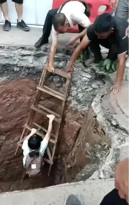 「萝卜快跑」出租车掉进深达3米的大坑里。（取材自大风新闻）